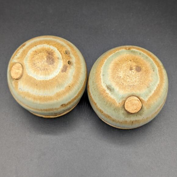 Studio Pottery Signed MMP Salt and Pepper Shakers Round Hand Thrown Green Brown - Picture 6 of 9
